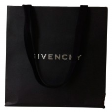 Brinde Givenchy Shop Bag Small Size Sacola Papelao (imagem Ilustrativa) - Nas Compras Da Marca Acima De R$279. Promoção Sujeita A Disponibilidade De Estoque.