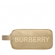 Brinde Burberry Nec Logo Fem (imagem Ilustrativa) - Nas Compras Da Marca Acima De R$399. Promoção Sujeita A Disponibilidade De Estoque.